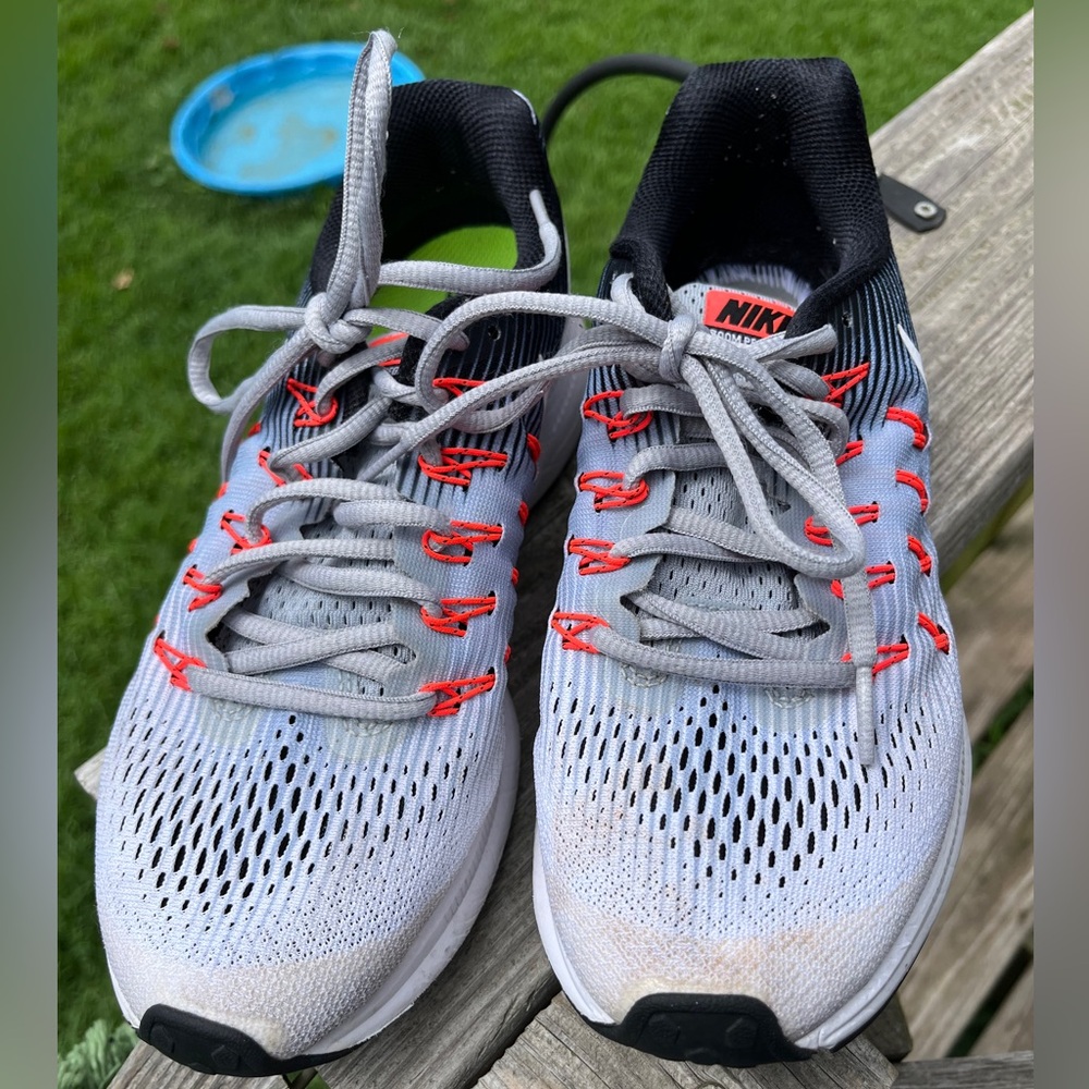 Nike Zoom Women’s 7.5 Gray and Red Athletic Sneakers